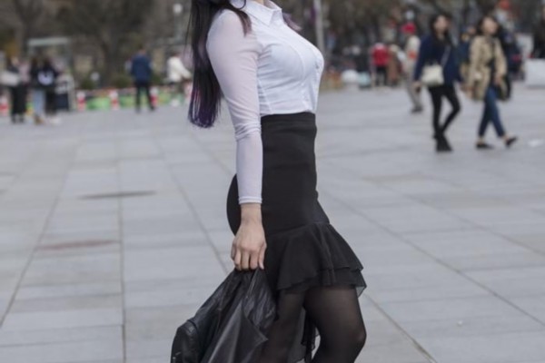 Now, seeing that she is talking to herself so seriously, Huo Jiangyi is afraid that she has made a decision to go back.